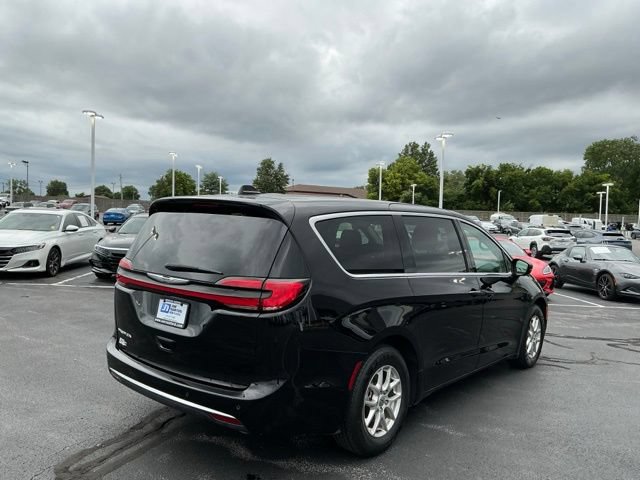 Used 2024 Chrysler Pacifica Touring-L FWD image 3