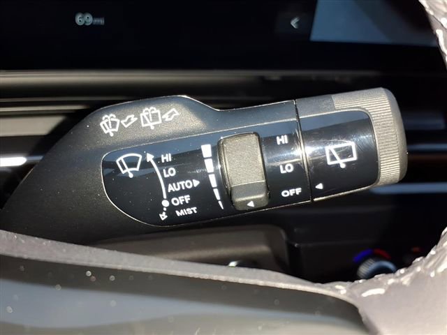 Used 2025 Kia Carnival SX Prestige image 32