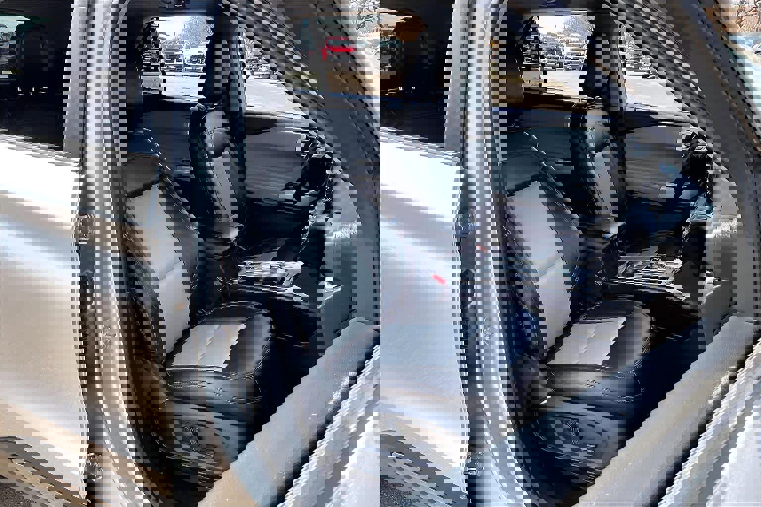 Used 2022 Ford Explorer XLT w/ Equipment Group 202A image 9