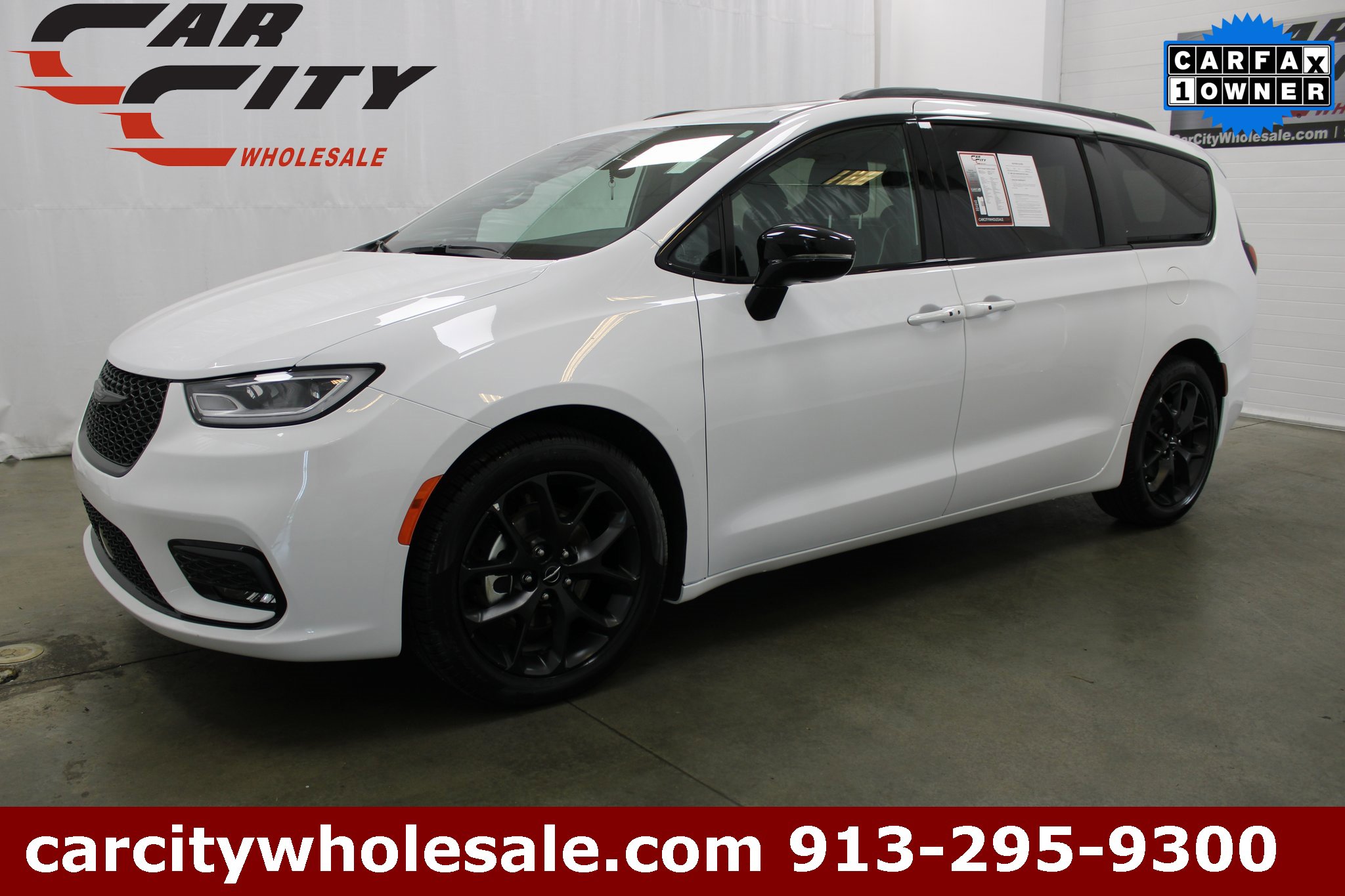 Used 2025 Chrysler Pacifica Limited image 1