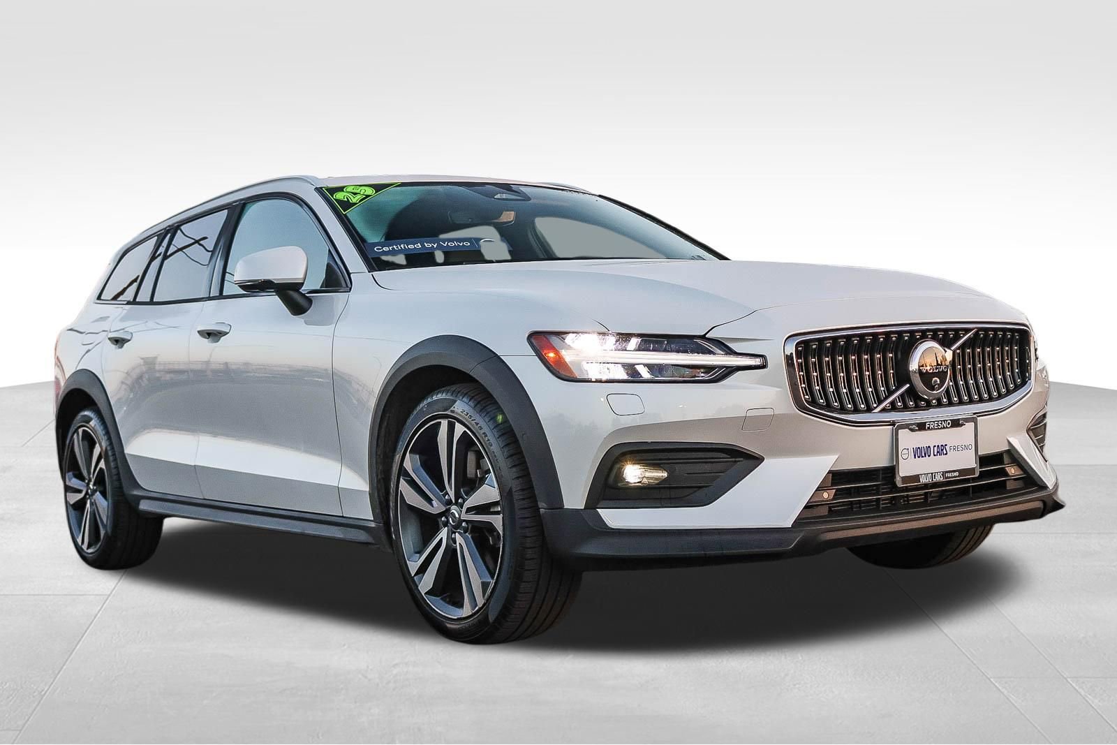 Used 2025 Volvo V60 B5 Cross Country Plus image 3