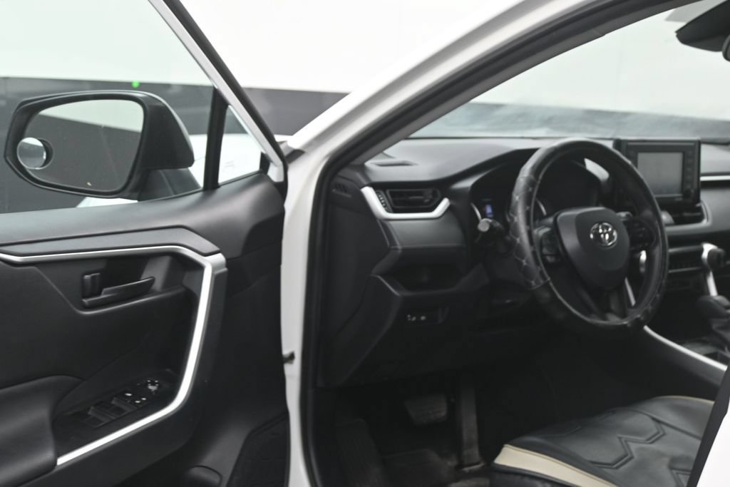 Used 2020 Toyota RAV4 LE FWD image 10