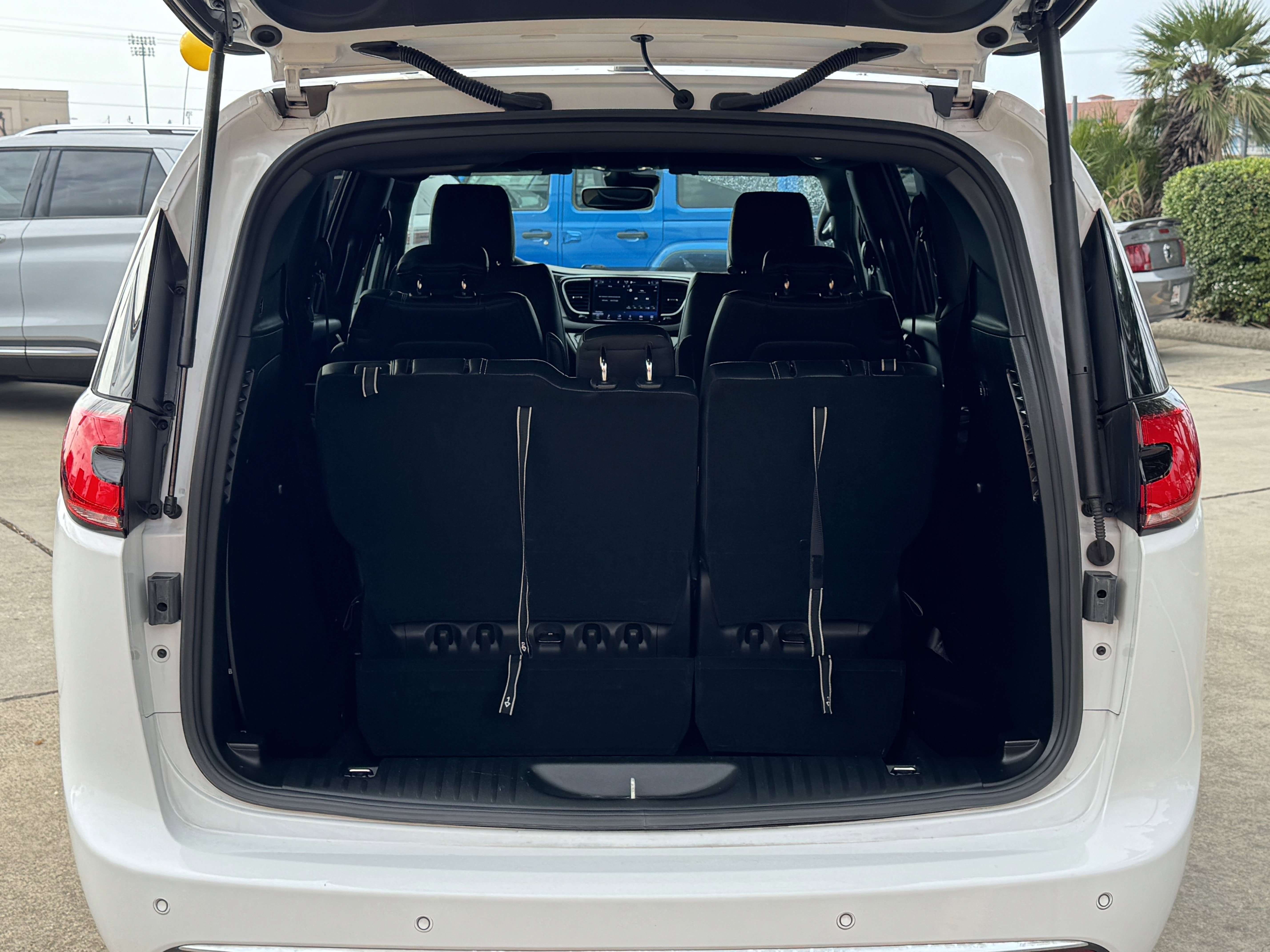 Used 2025 Chrysler Pacifica Select image 8