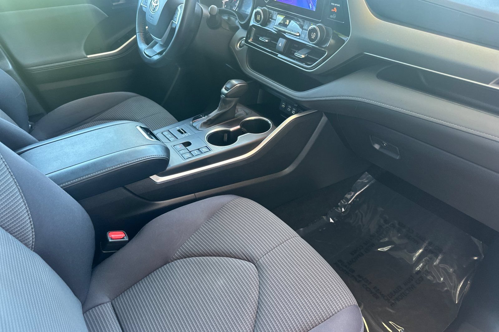 Used 2024 Toyota Highlander LE AWD/4WD image 19