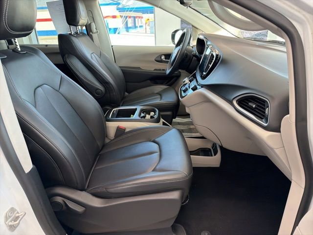 Used 2024 Chrysler Pacifica Touring-L FWD image 14