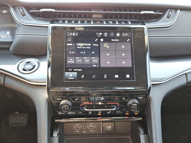Used 2023 Jeep Grand Cherokee Laredo w/ Luxury Tech Group I RWD image 17