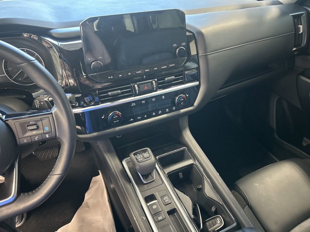 Used 2025 Nissan Pathfinder SL FWD image 4