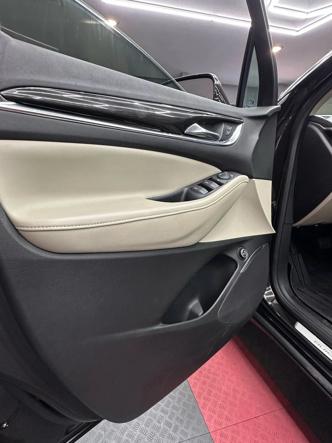 Used 2018 Buick Enclave Essence FWD image 9