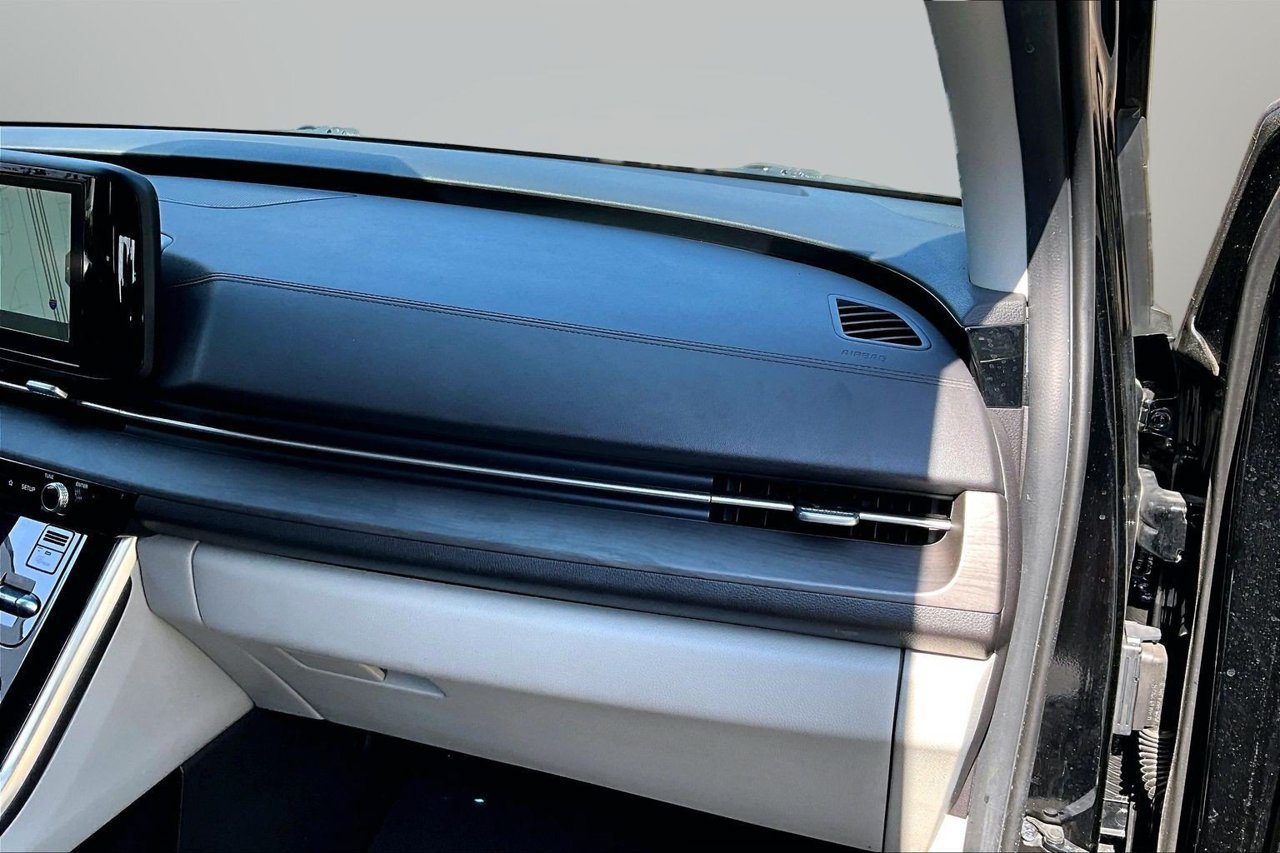Used 2024 Kia Carnival EX FWD image 19