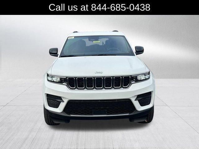 New 2025 Jeep Grand Cherokee Laredo image 2