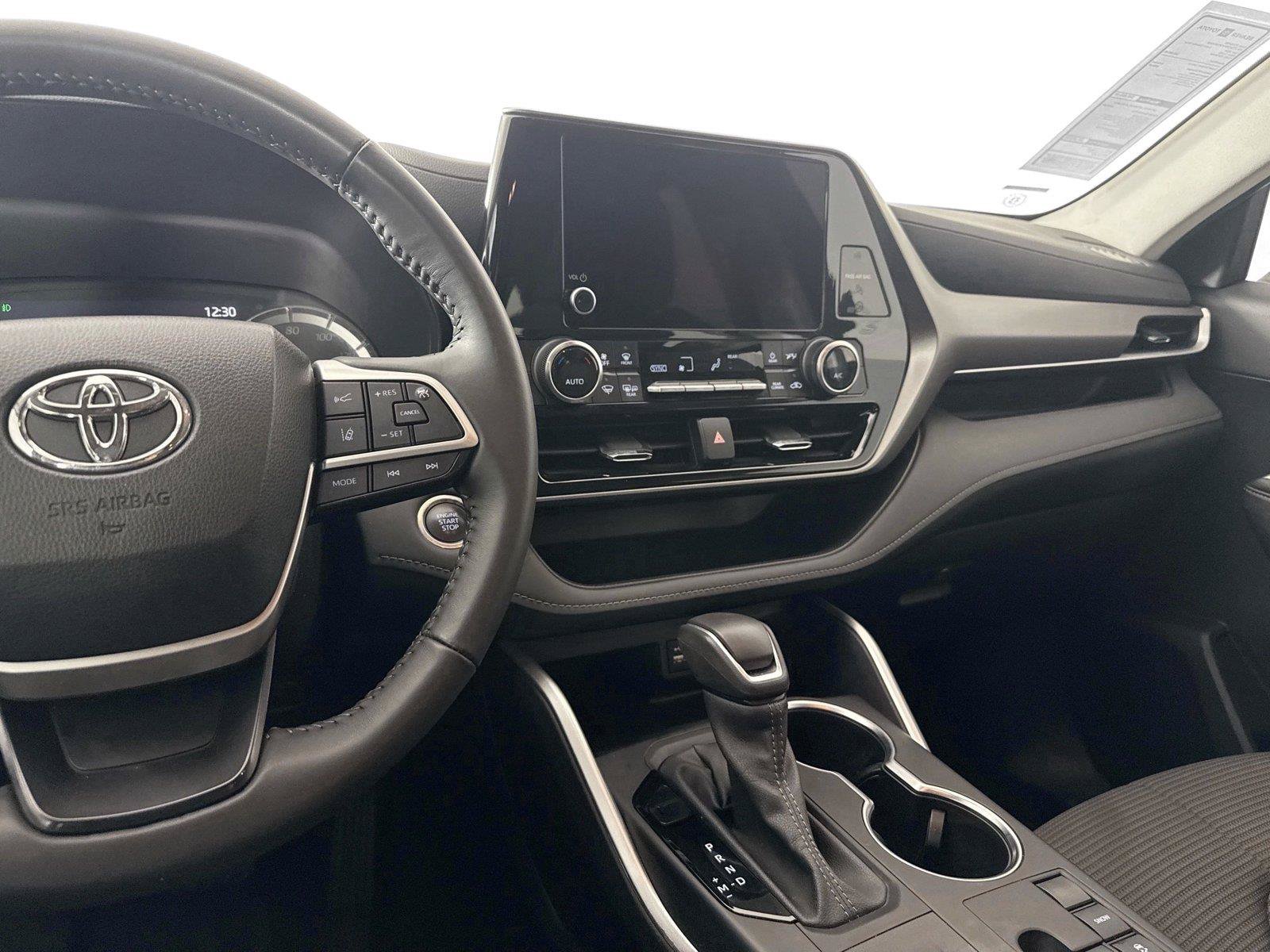Used 2024 Toyota Highlander LE FWD image 32