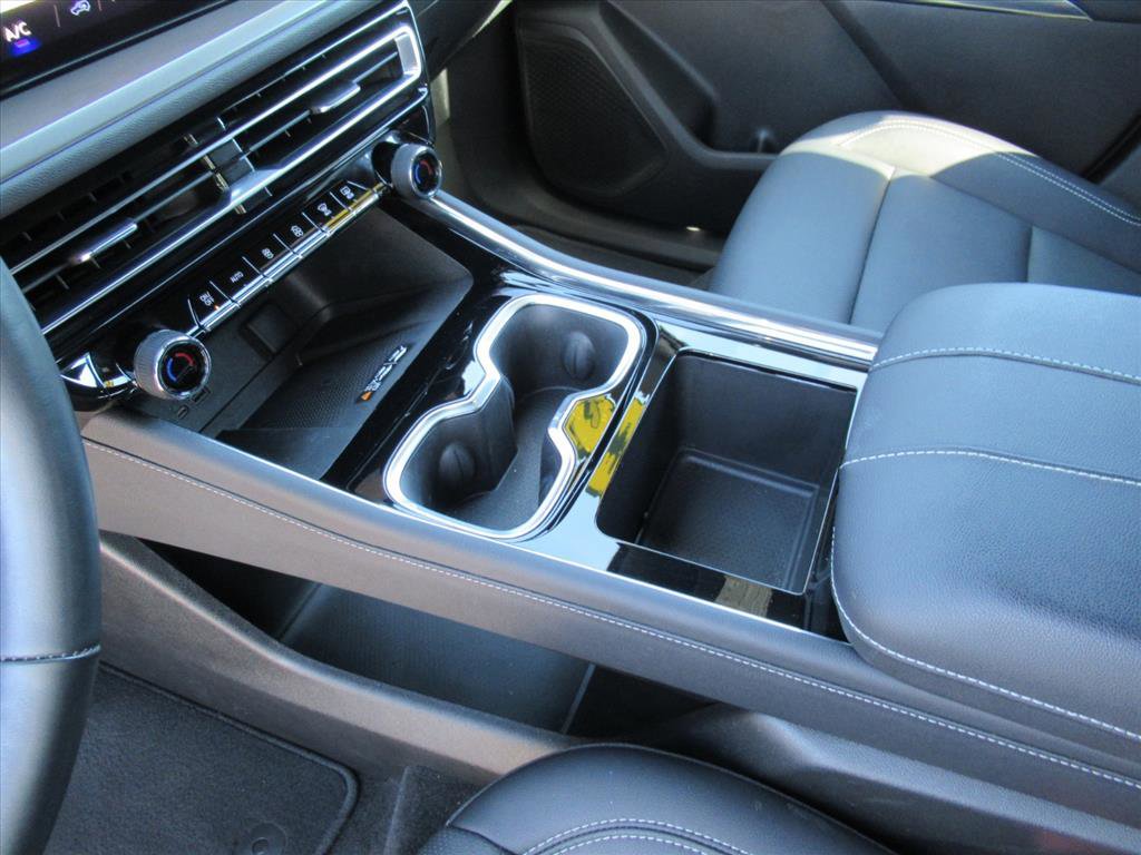 Used 2025 Chevrolet Traverse LT image 19