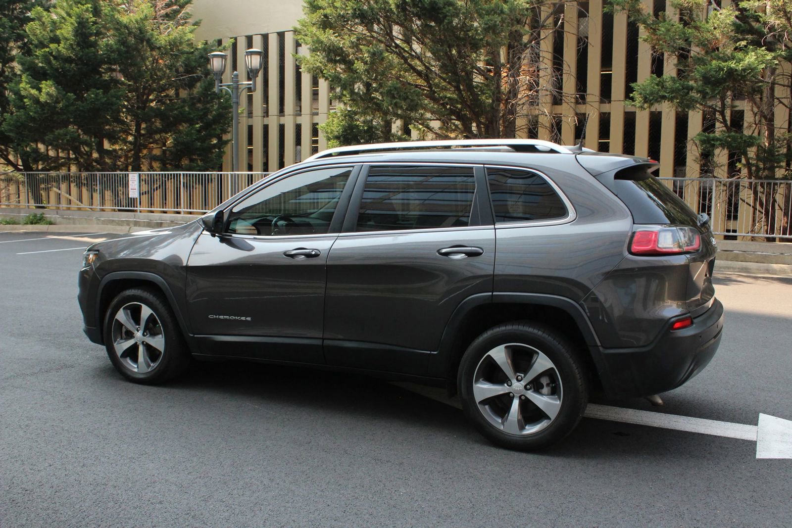 Used 2020 Jeep Cherokee Limited FWD image 12
