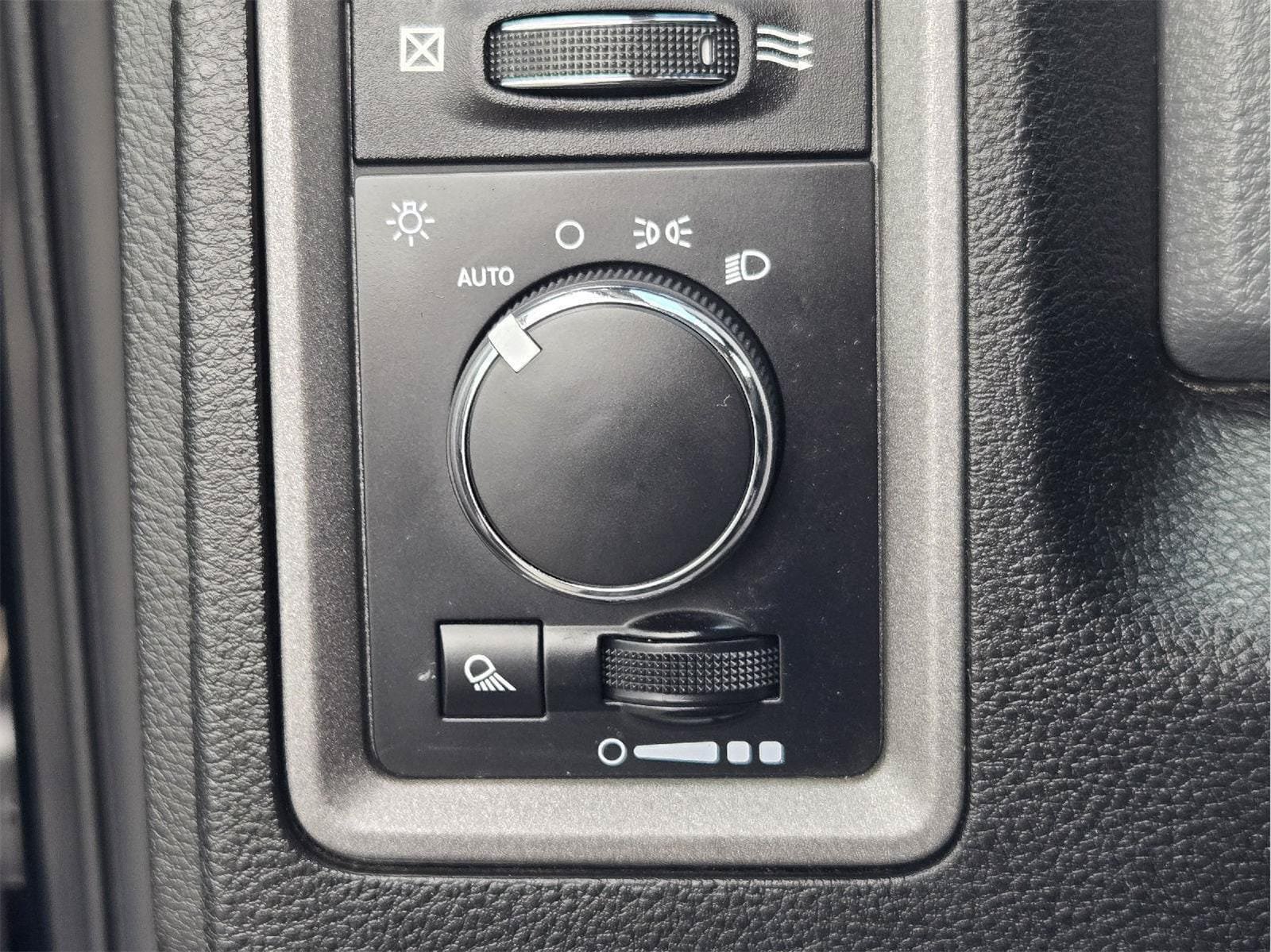 Used 2019 RAM 1500 Tradesman w/ Chrome Appearance Group RWD image 18