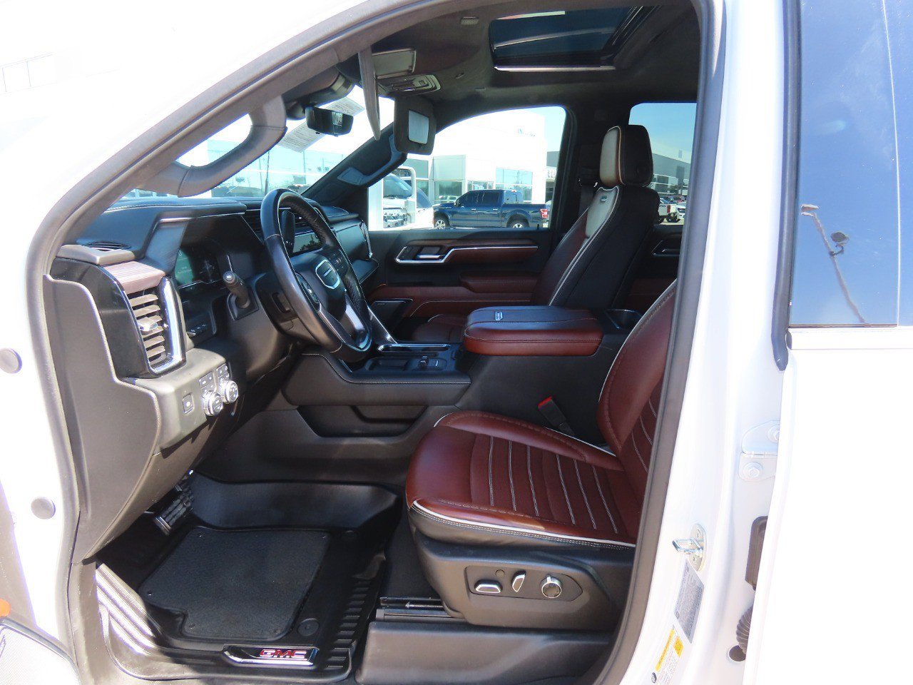 Used 2024 GMC Sierra 3500 Denali Ultimate AWD/4WD image 25