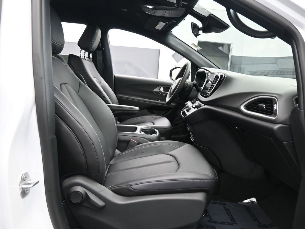 Used 2026 Chrysler Voyager LX image 42