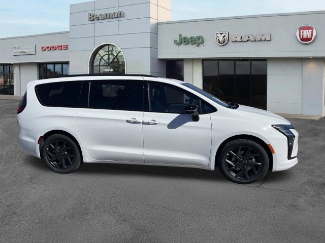 New 2027 Chrysler Pacifica Limited FWD image 2