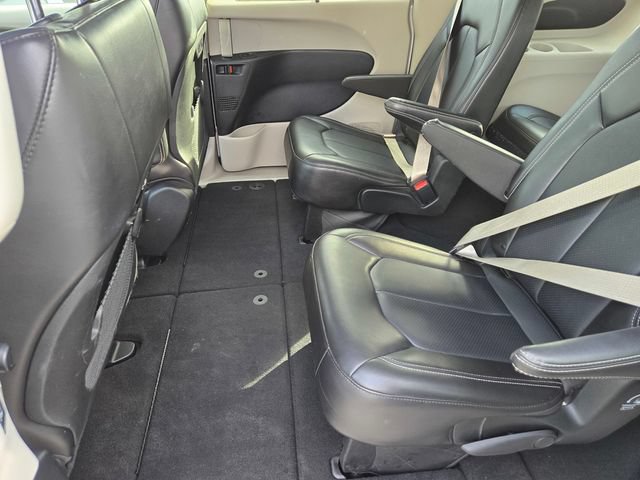 Used 2024 Chrysler Pacifica Touring-L FWD image 9