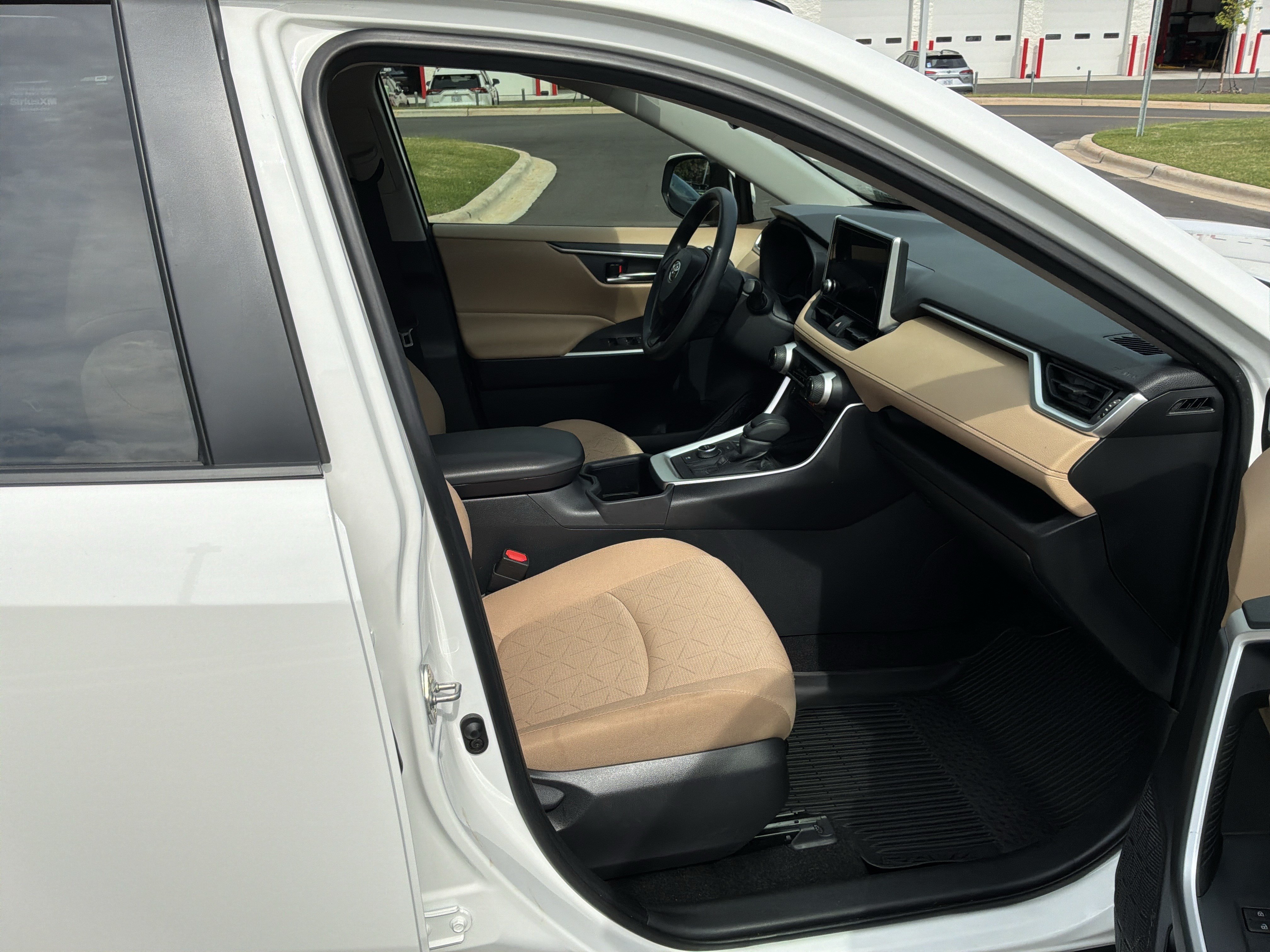 Used 2025 Toyota RAV4 XLE AWD/4WD image 32