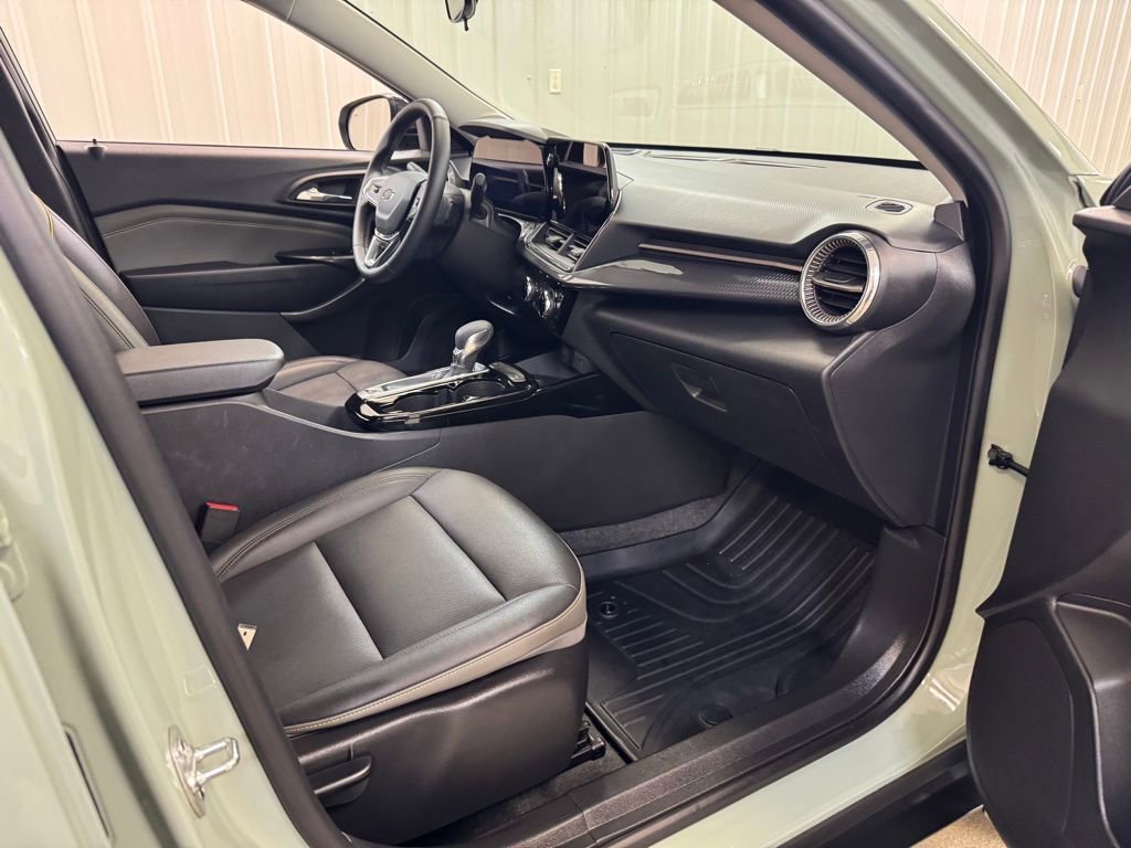Used 2025 Chevrolet Trax ACTIV w/ Sunroof Package image 26