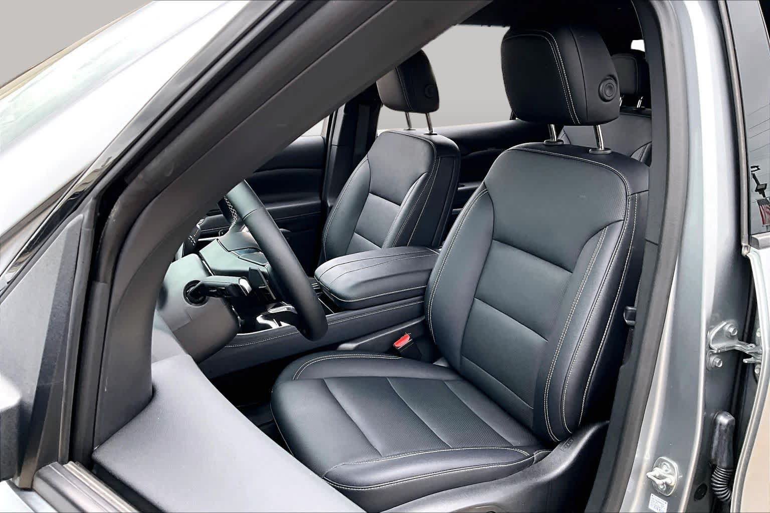 Used 2025 Chevrolet Traverse LT w/ Midnight/Sport Edition FWD image 8