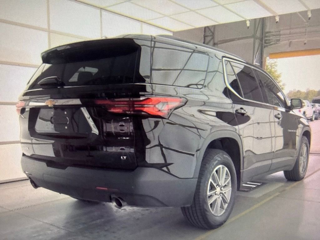Used 2023 Chevrolet Traverse LT FWD image 2