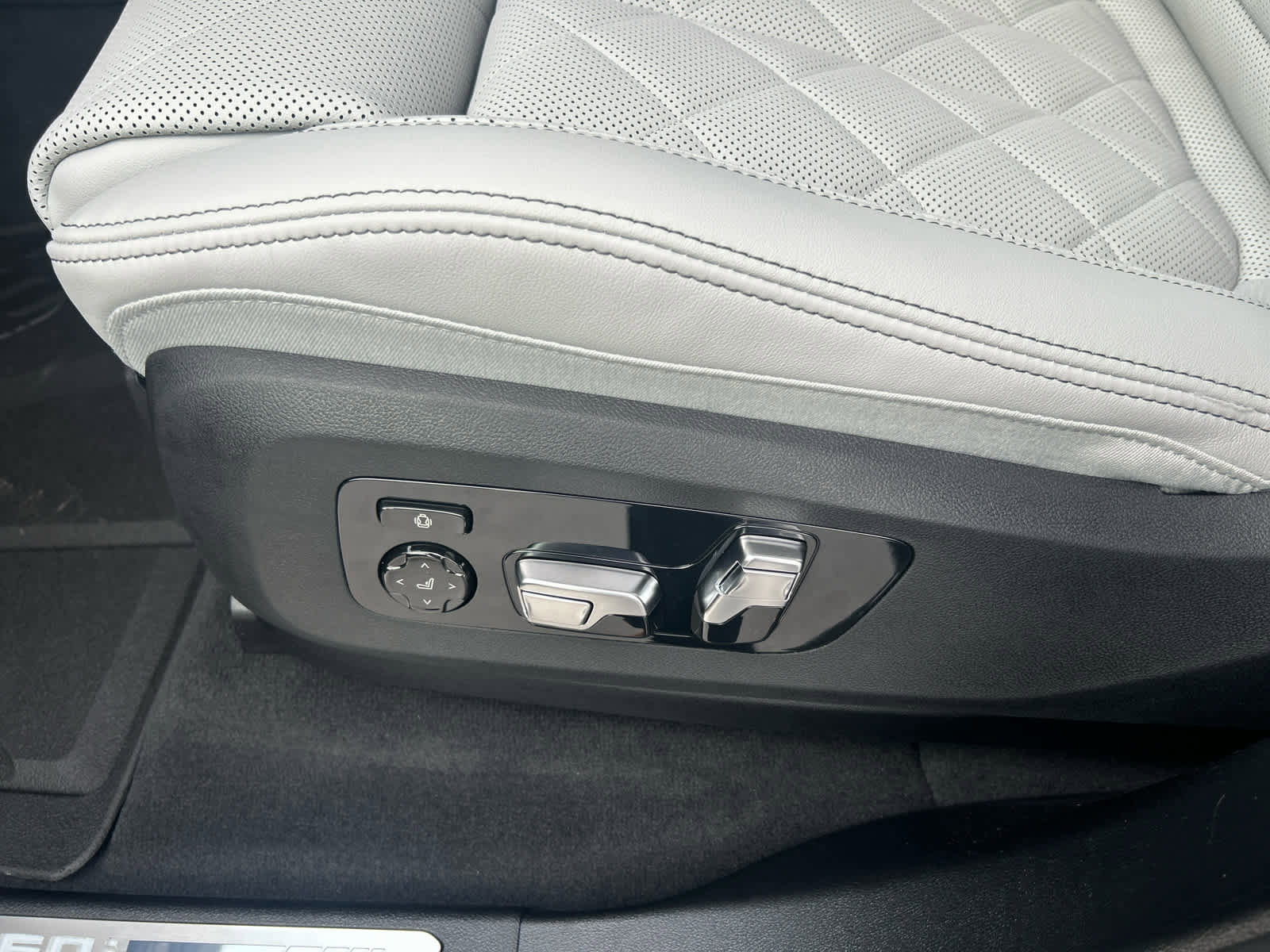 Used 2026 BMW X5 M60i image 26