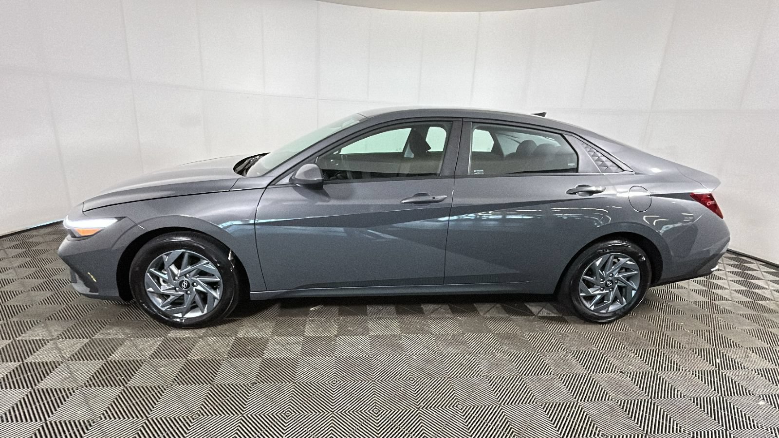 Used 2024 Hyundai Elantra SEL FWD image 7