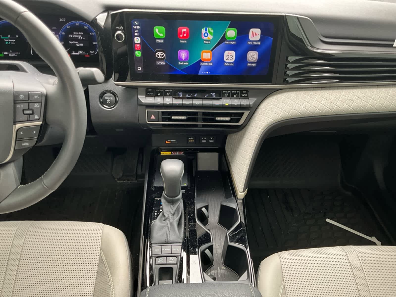 Used 2025 Toyota Camry XLE FWD image 13