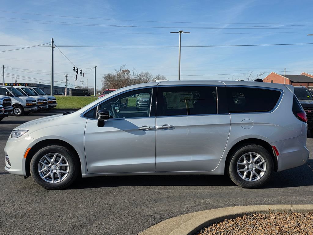 New 2026 Chrysler Pacifica Select image 9