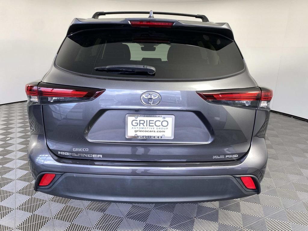 Used 2024 Toyota Highlander XLE AWD/4WD image 7
