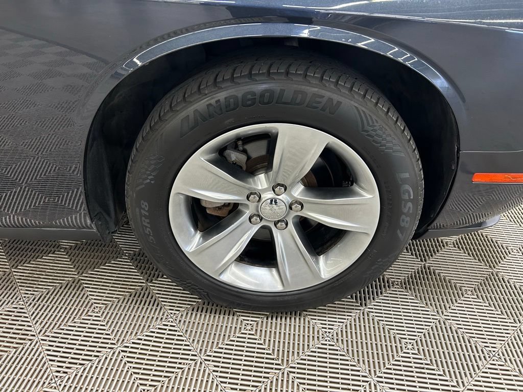 Used 2018 Dodge Challenger SXT RWD image 2