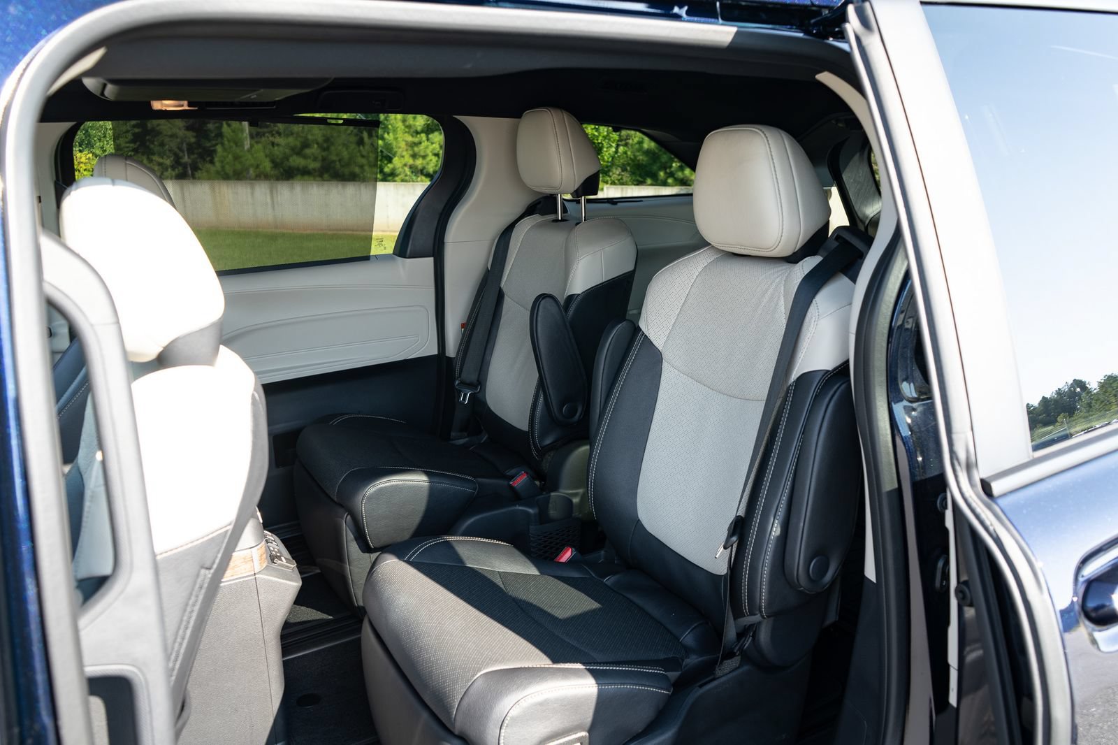 Used 2025 Toyota Sienna Platinum AWD/4WD image 19