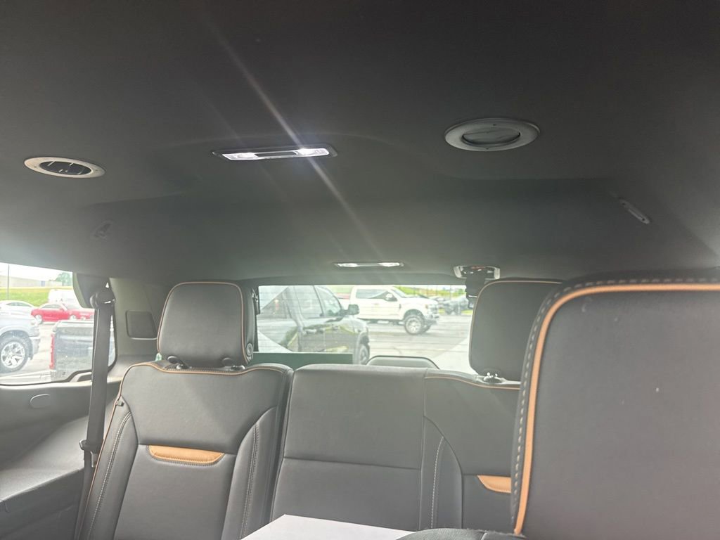 Used 2024 GMC Yukon AT4 w/ Technology Package AWD/4WD image 7