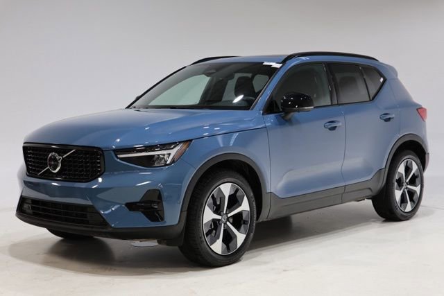 Used 2025 Volvo XC40 B5 Plus AWD/4WD image 3