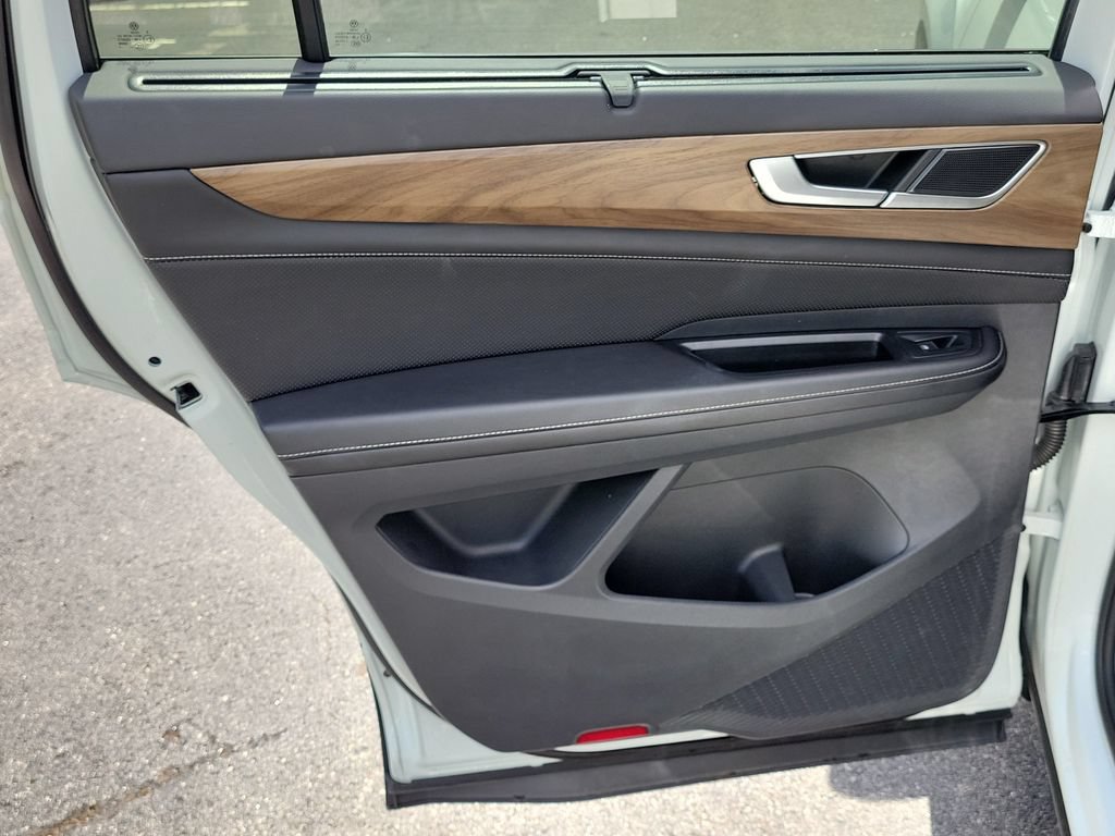 Used 2025 Volkswagen Atlas SE FWD image 9