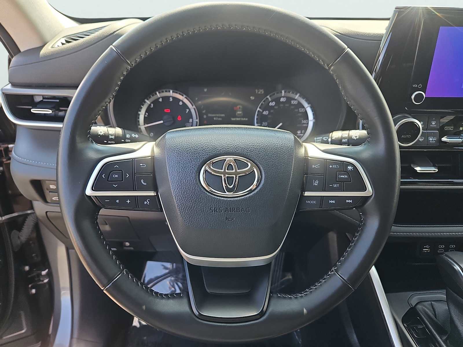 Used 2023 Toyota Highlander LE AWD/4WD image 24
