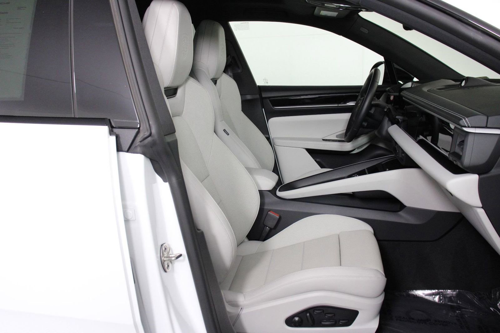 Certified 2025 Porsche Macan Electric image 29