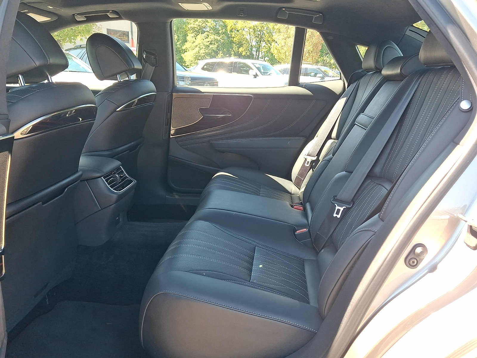 Used 2024 Lexus LS 500 AWD w/ Interior Upgrade Package image 11