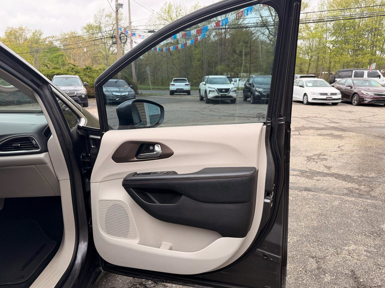 Used 2017 Chrysler Pacifica Touring-L FWD image 31