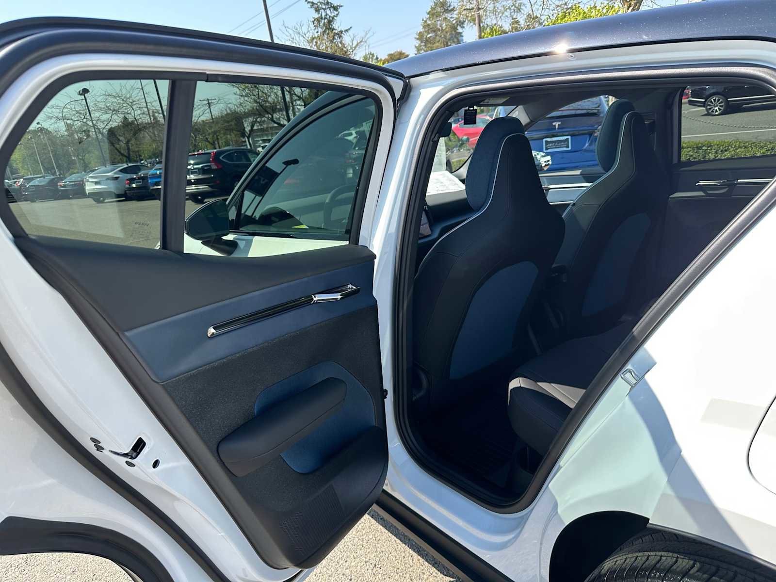 New 2025 Volvo EX30 Plus w/ Protection Package Premier image 16
