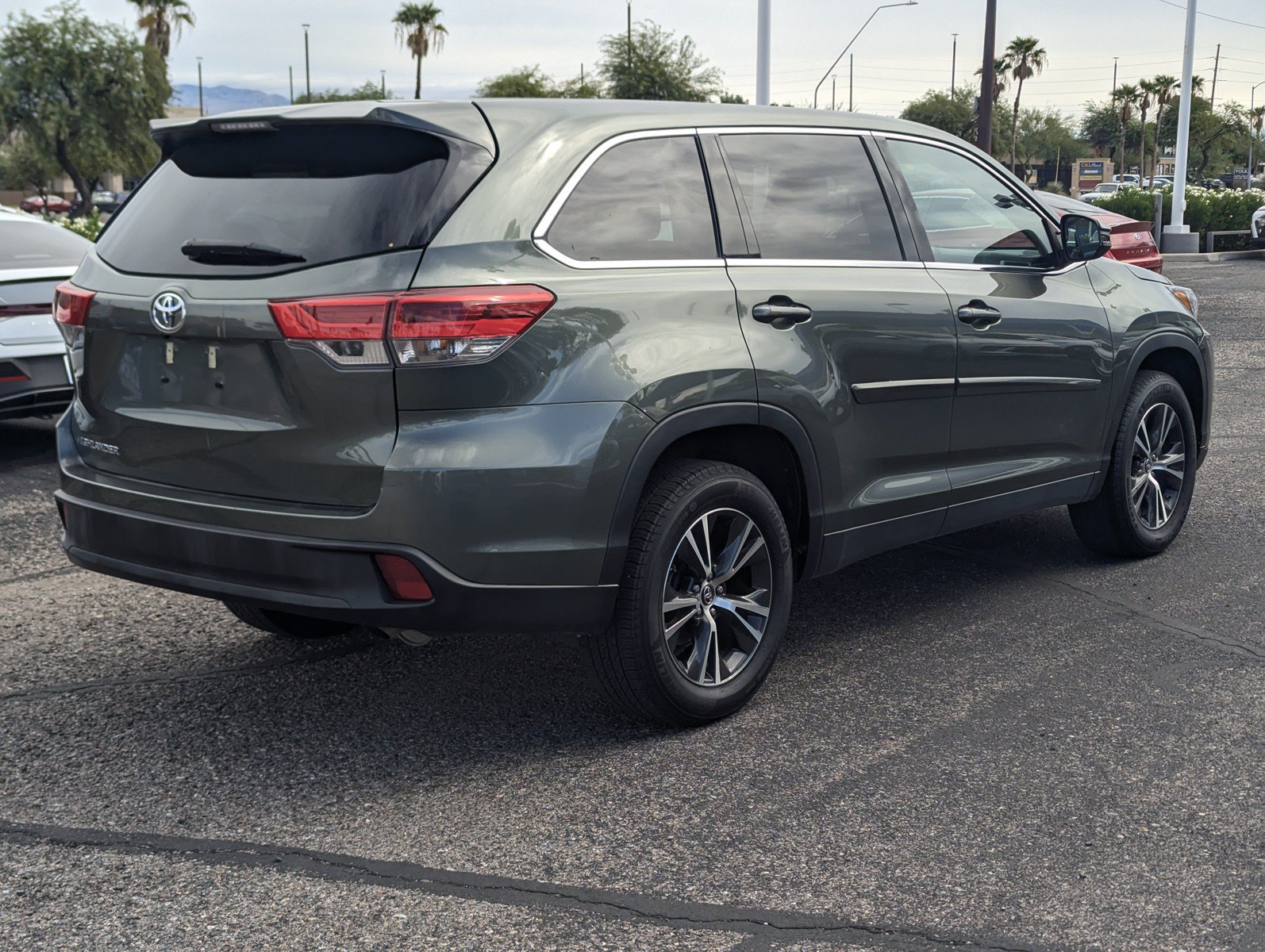 Used 2019 Toyota Highlander LE w/ Carpet Mat Package (TMS) FWD image 2