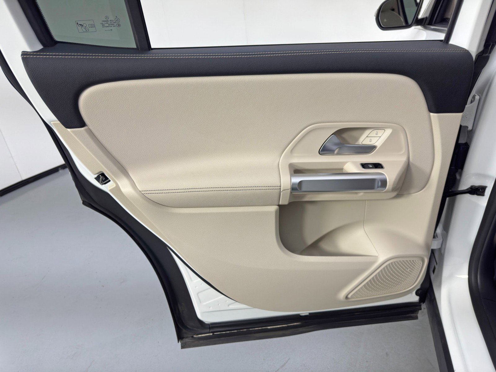 Used 2020 Mercedes-Benz GLB 250 4MATIC w/ Premium Package image 43