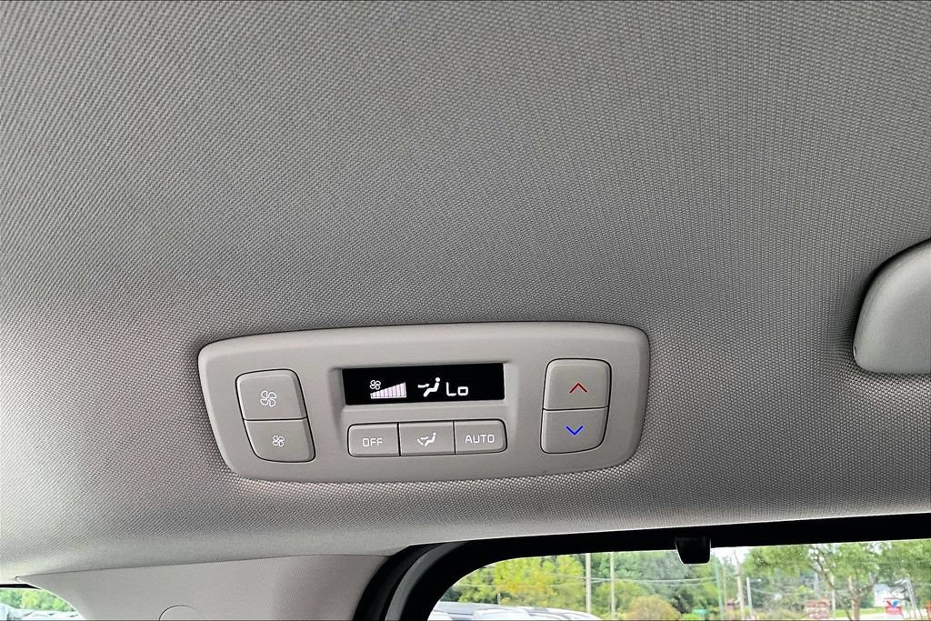 Used 2025 Kia Carnival SX w/ SX Dark Edition Package FWD image 11