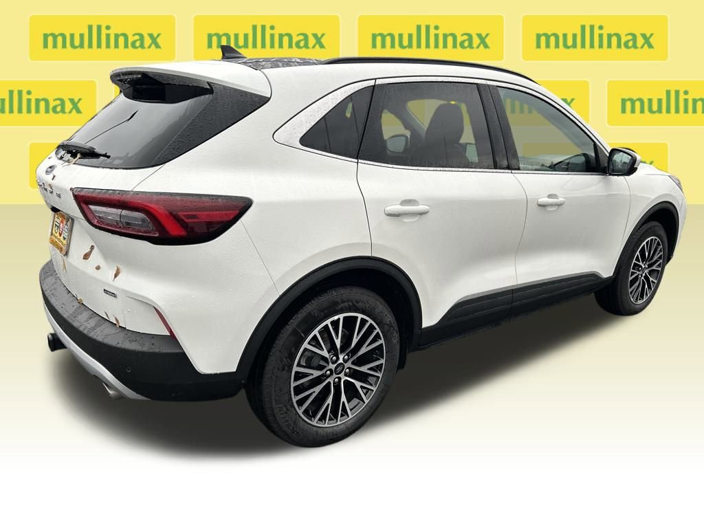 Used 2025 Ford Escape SE w/ Class II Trailer Tow Package image 3