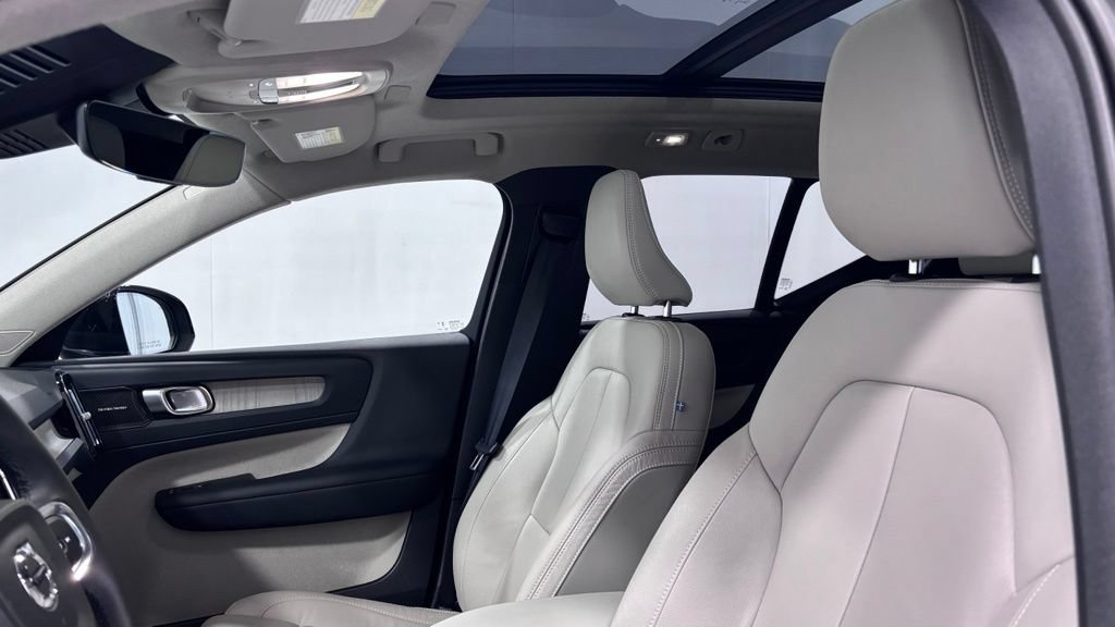 Certified 2023 Volvo XC40 B5 Ultimate w/ Protection Package Premier AWD/4WD image 12