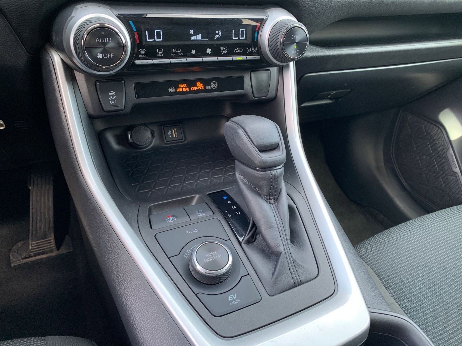 Used 2025 Toyota RAV4 LE image 40