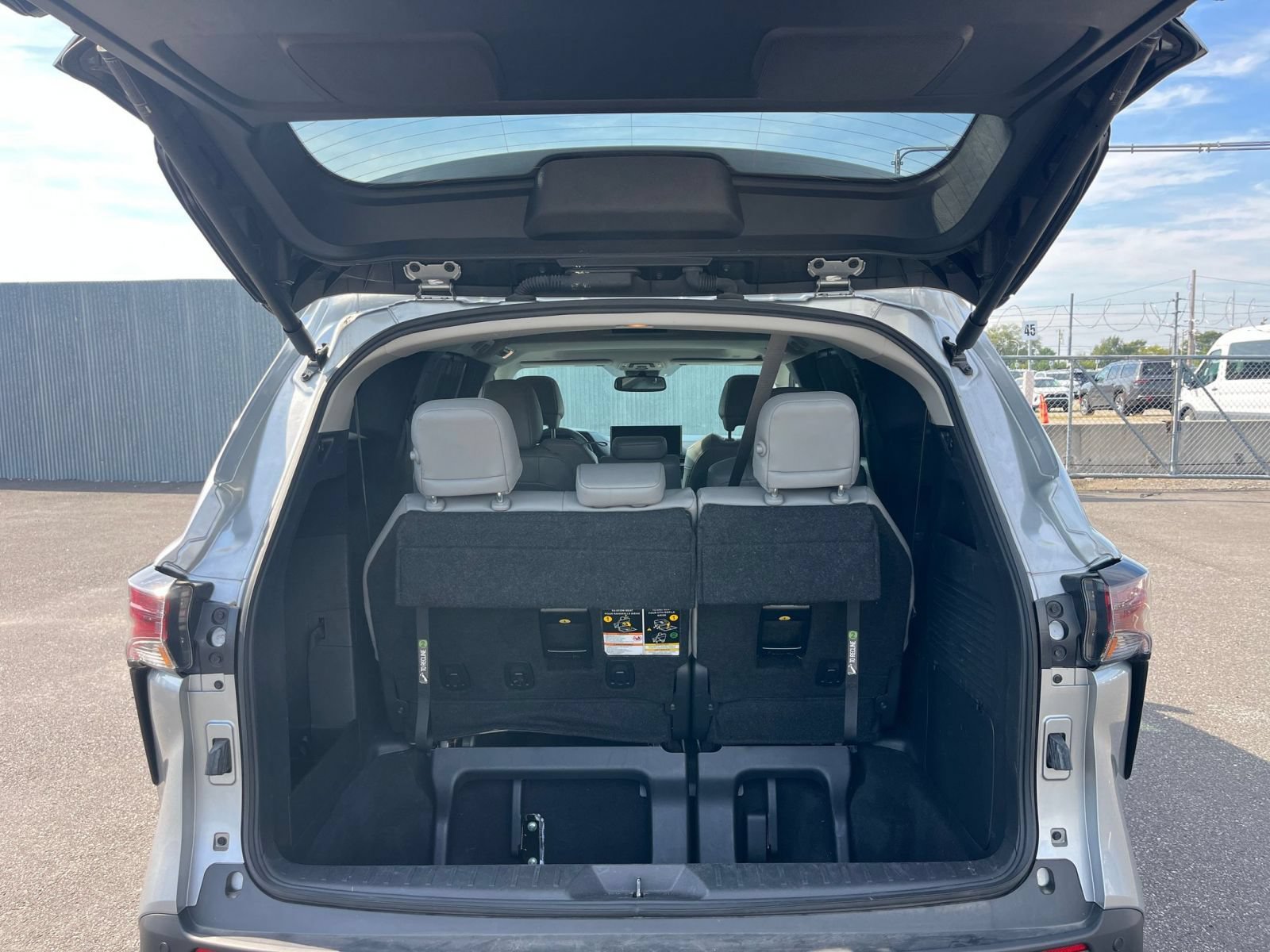 Used 2025 Toyota Sienna XLE FWD image 33