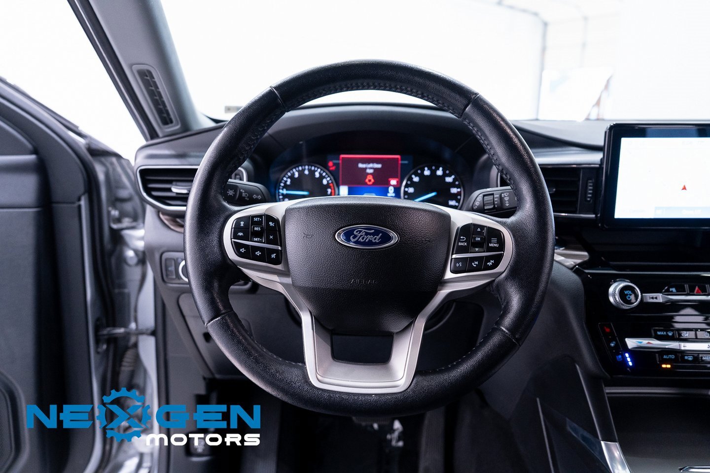 Used 2023 Ford Explorer Limited image 17