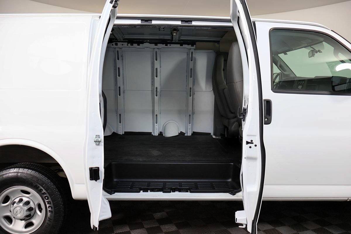 Used 2018 Chevrolet Express 2500 w/ Driver Convenience Package RWD image 15